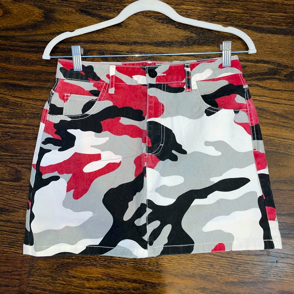 NEW WITH TAGS Camo skirt (burgundy/grey)